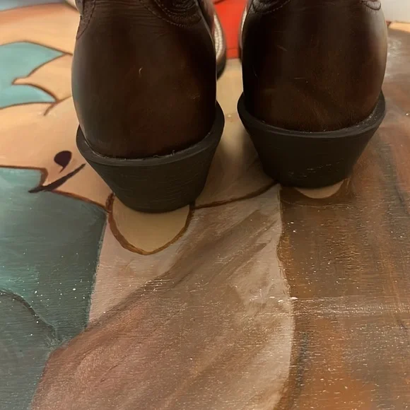 Ariat Yukon brown Legend Spirt boots, bradded cross design on toes. - Picture 11 of 14